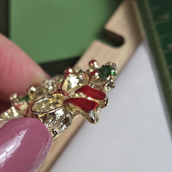 VINTAGE GERRY'S SIGNED GOLD TONE ENAMEL CHRISTMAS WREATH PIN BROOCH - Picture 11 of 16